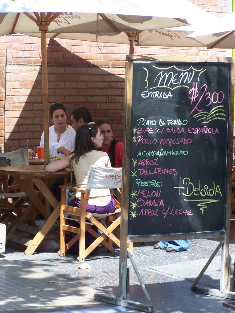 Almorzando en El Bosque by Renato Sepulveda