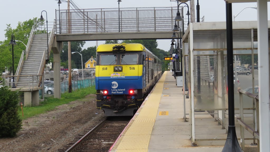 Westbound DM30AC at Northport by Joe Stroppel