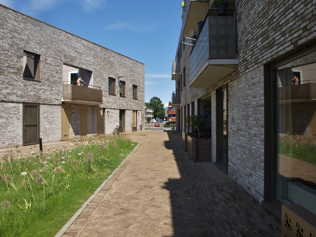 Wooncomplex "Courtine", CiBoGa Schots 5, Ebbingekwartier, Groningen, ontworpen door Hans Been Architecten. Op de achtergrond de Oosterhamrikkade hoek Van Kerckhoffstraat. by Hans R. van der Woud…