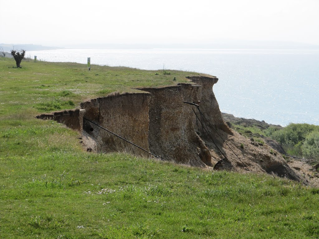 Coastal erosion at Hoburne Naish, Christchurch Road, New Milton, Hampshire by oldchippy