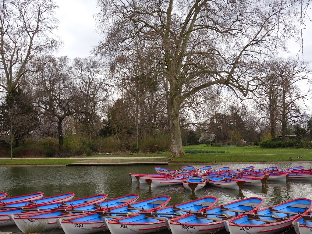 The boats are waiting to to embark at Lac Daumesnil in Bois de Vincennes by Stefanie Wojciech