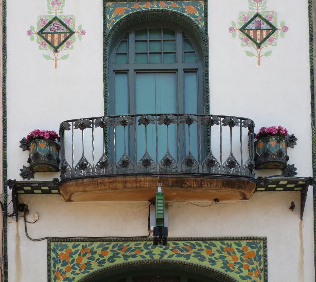 Terrassa, raval de Montserrat 48, antiga confiteria Carné (dec. Joaquim Vancells i Vieta 1910) by Jacques Lasserre