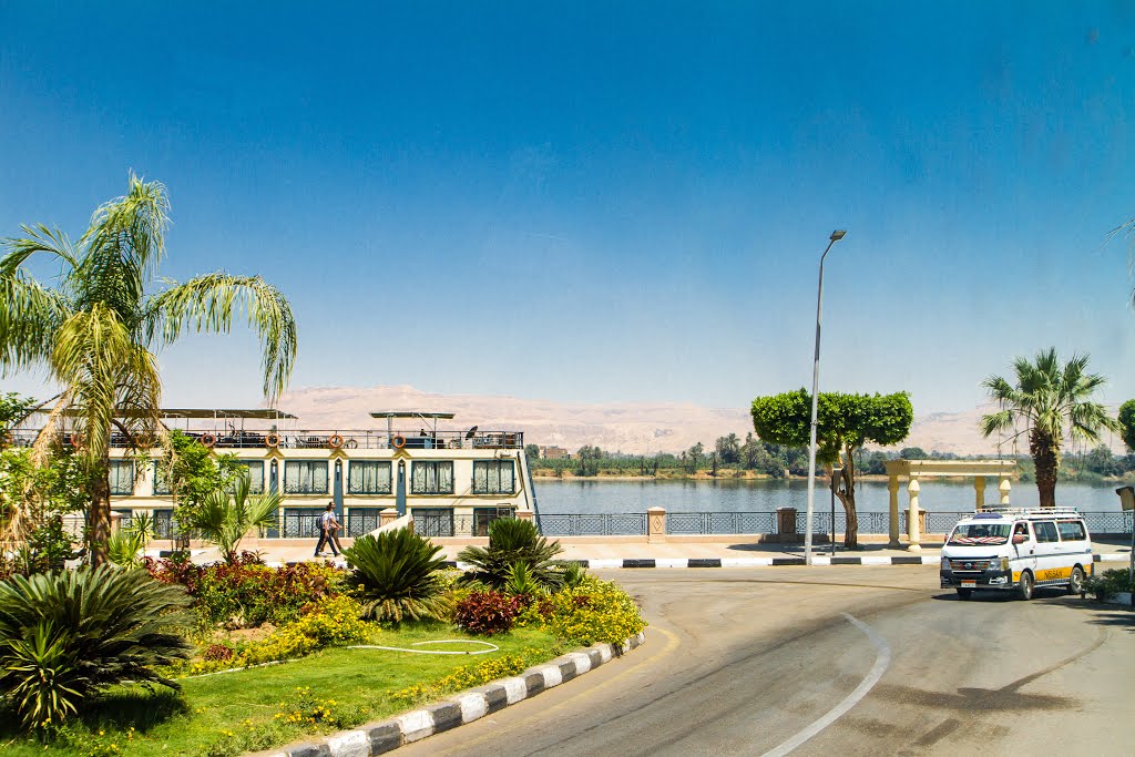 Luxor, Luxor City, Luxor, Luxor Governorate, Egypt by Максим Улитин