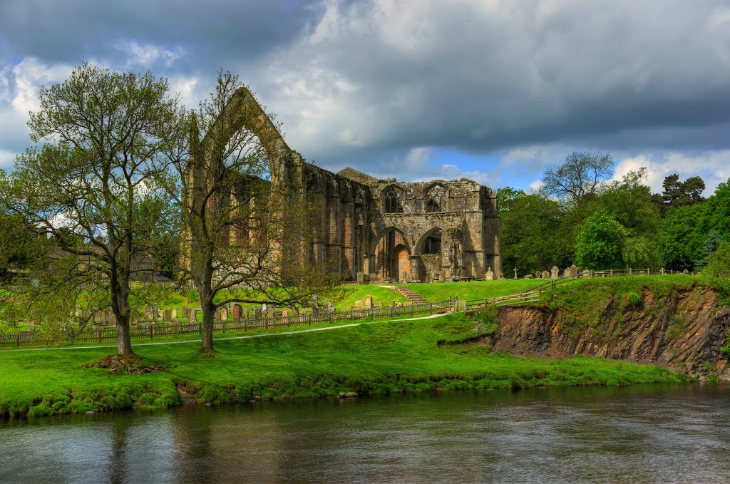 BOLTON ABBEY PRIORY RUINS, BOLTON ABBEY, NORTH YORKSHIRE, ENGLAND. by CHRIS NEWMAN