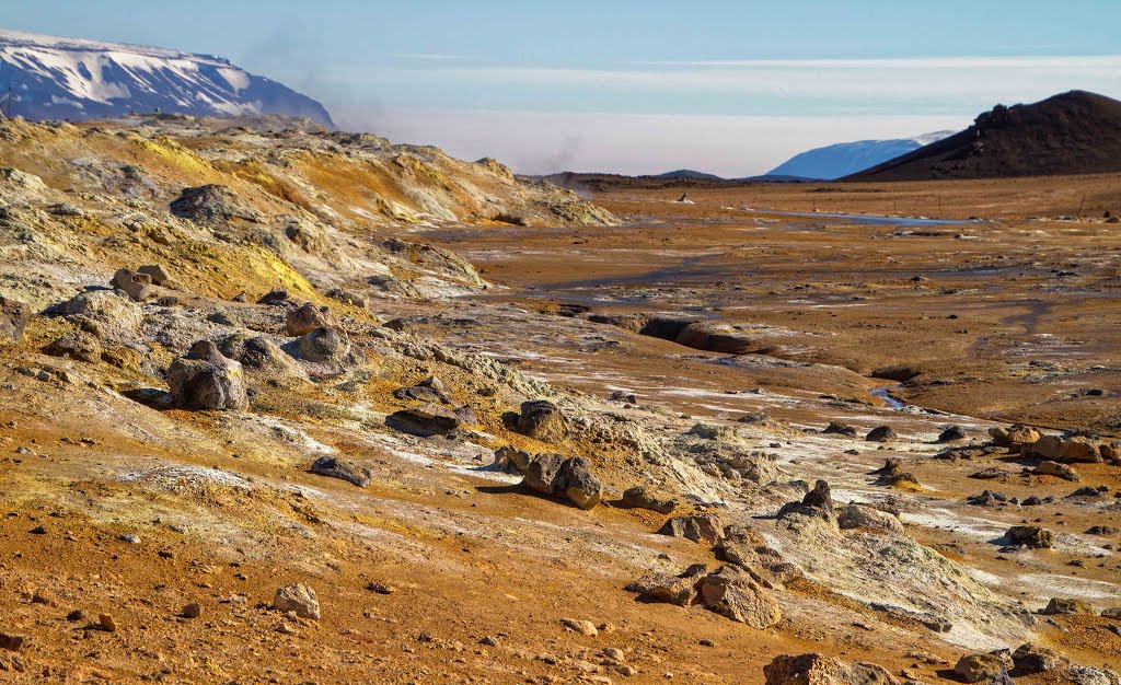 Hverarönd - Vue du site et les dépôts de soufre by Jean-Pierre Casseron