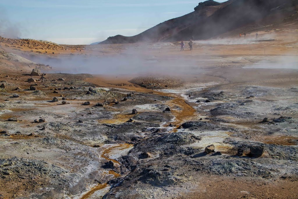 Hverarönd - Vue du site avec les dépôts de soufre by Jean-Pierre Casseron