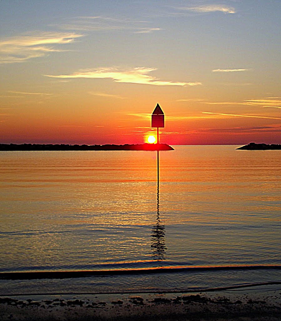 In VERTICAL...Sunrise...The beautiful colors of dawn at low tide. I colori stupendi dell'alba con la bassa marea. by gianluigi bonomini