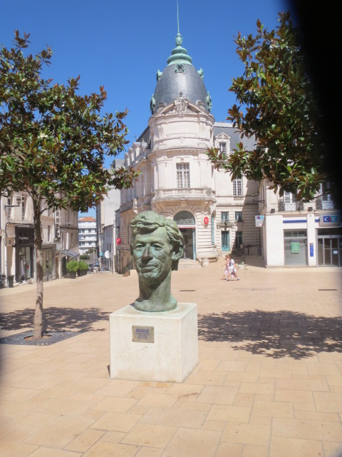 Angoulême : la place Hergé (ex place Marengo) by bernard giguet