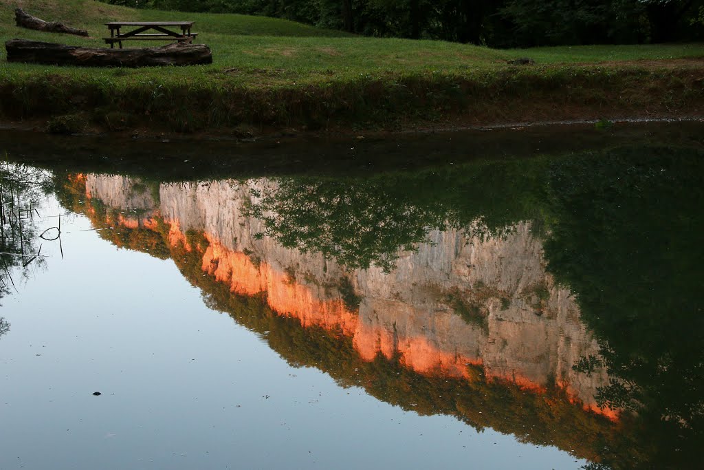 Reflet près de la grotte de Baume Les Messieurs by cmoyse25