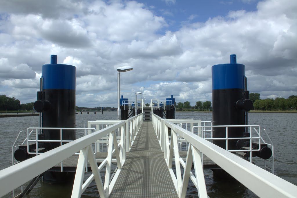 Nieuwe aanlegsteigers in het Amsterdam-Rijnkanaal ter hoogte van de Plofsluis bij Nieuwegein. by Jan Dijkstra