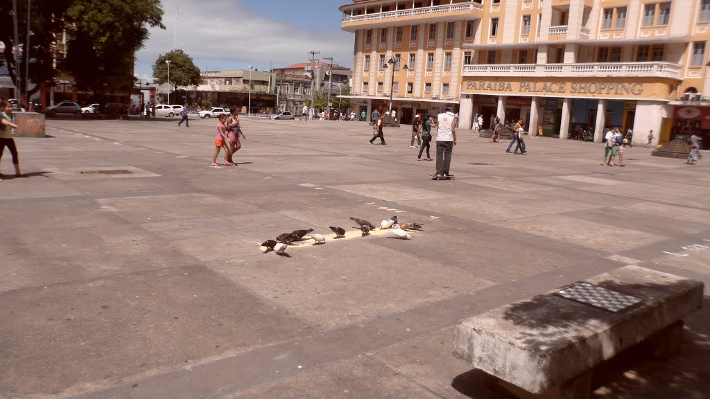 Pombos em Refeição na Praça Vidal de Negreiros. João Pessoa PB.. by Ben Hur Brito