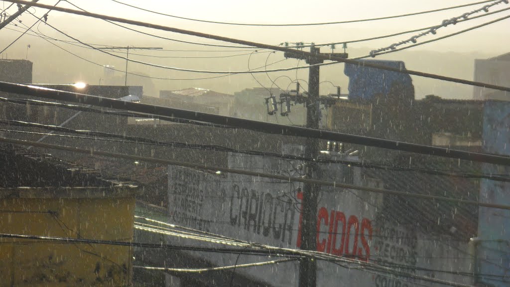 Chuva, Sol, Fios e Telhados do varadouro. João Pessoa PB.. by Ben Hur Brito