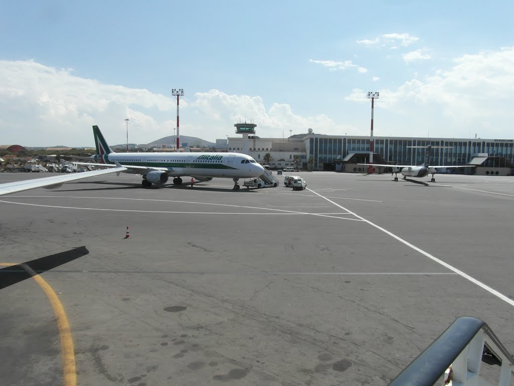 Kreta, der Flughafen N. Kazantzakis in Heraklion, eine italienische Maschine der Alitalia vor dem Tower und dem Terminal (5) by gremmei