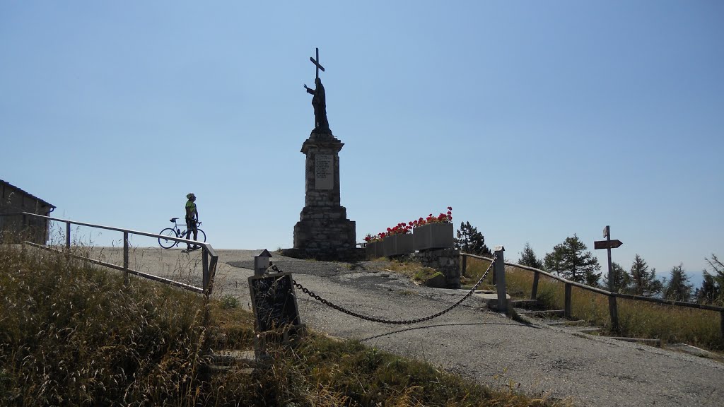 Un ciclista ha raggiunto la vetta (11/07/2015) by Ysus