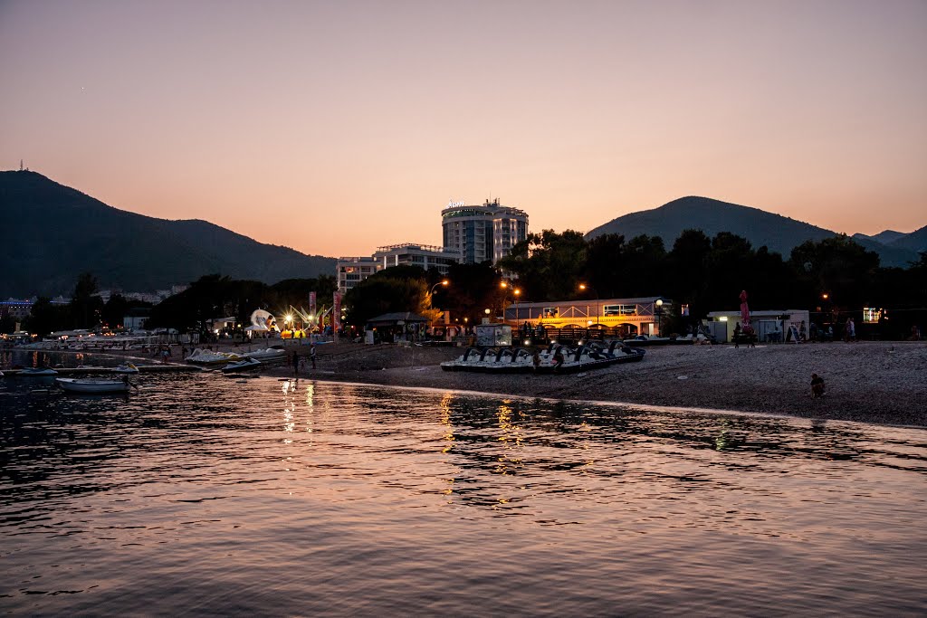 Budva - beach by Jan Holovka