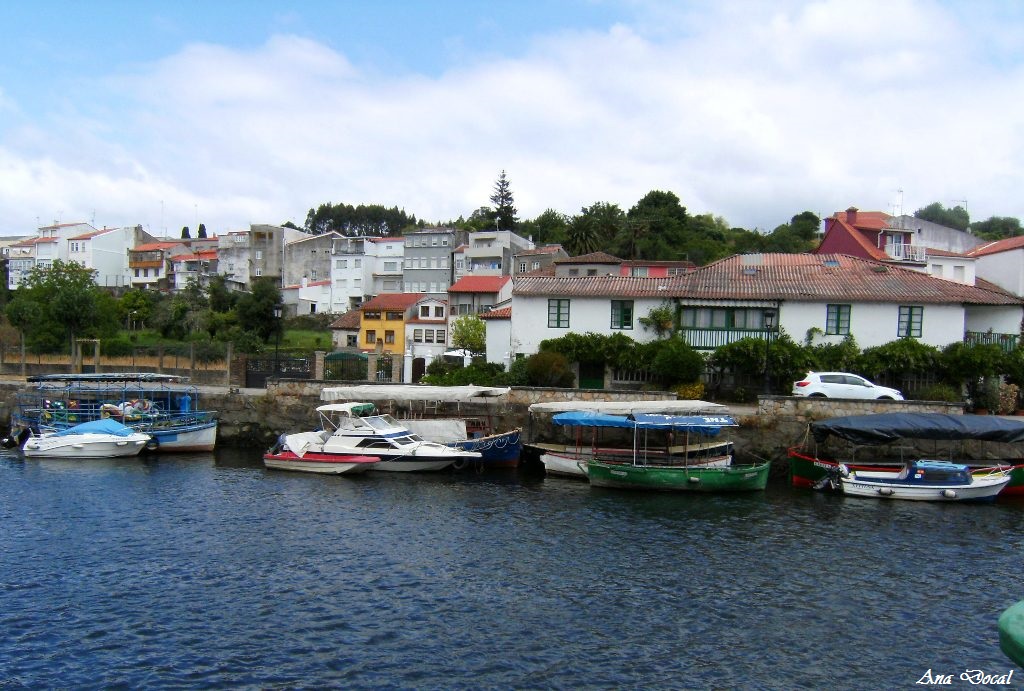 Barcas en el río Mandeo by Ana Docal