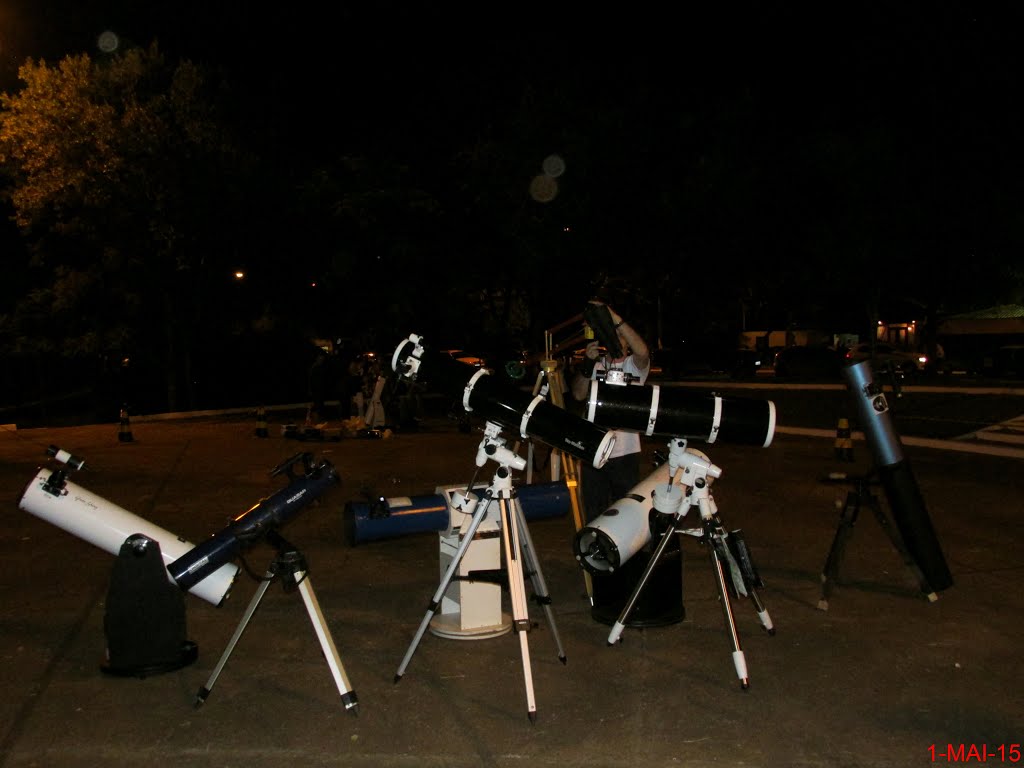 1º EPA - Encontro Paulista de Astronomia em Bebedouro, realizado na Região dos Lagos na Praça da Santa (Praça Paula Frassinetti). Mais de 4000 pessoas foram ao evento que foi uma das atrações das festividades do aniversário de Bebedouro, foi um dia histórico para a cidade ! Alguns telescópios descansando depois de uma noite longa de trabalho. Astrônomos de todo o estado de São Paulo foram para Bebedouro. by MARCO AURÉLIO ESPARZ…