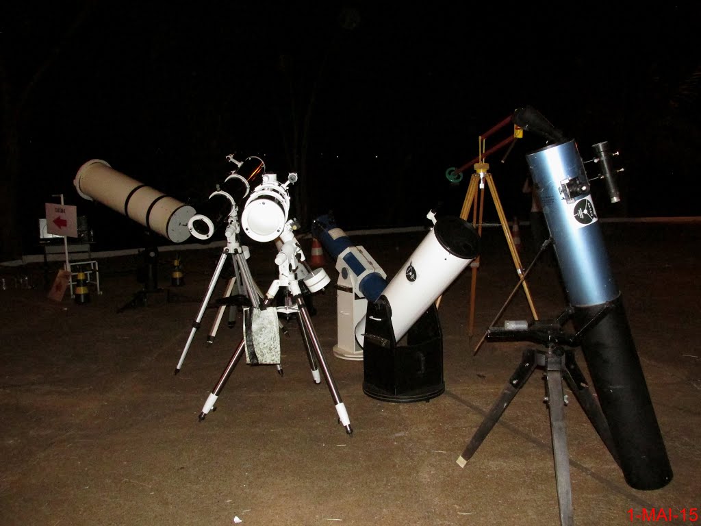 1º EPA - Encontro Paulista de Astronomia em Bebedouro, realizado na Região dos Lagos na Praça da Santa (Praça Paula Frassinetti). Mais de 4000 pessoas foram ao evento que foi uma das atrações das festividades do aniversário de Bebedouro, foi um dia histórico para a cidade ! Alguns telescópios descansando depois de uma noite longa de trabalho. Astrônomos de todo o estado de São Paulo foram para Bebedouro by MARCO AURÉLIO ESPARZ…