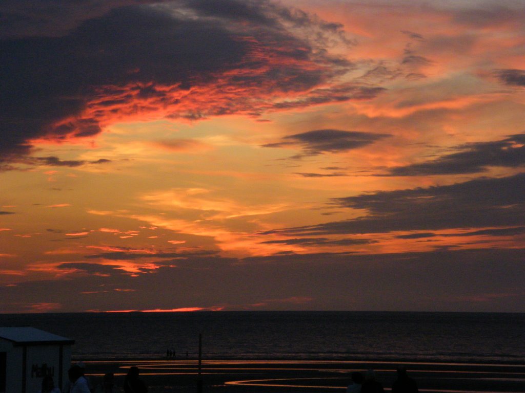 Sundown in De Panne by johandegrieck