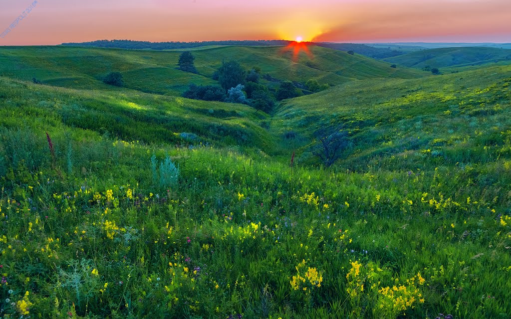 Sunset near Trahtemirov / Ukraine by Stas Bespolit