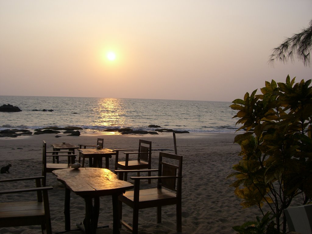 Ko Lanta sunset dinner by Schwallplatte