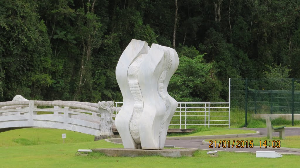 POWER OF LIFE(O poder da vida)(Hannes Starkopf) - 2001 - Estônia, - Parque das Esculturas, Brusque, SC - Brasil by Luiz Gaspar Leal