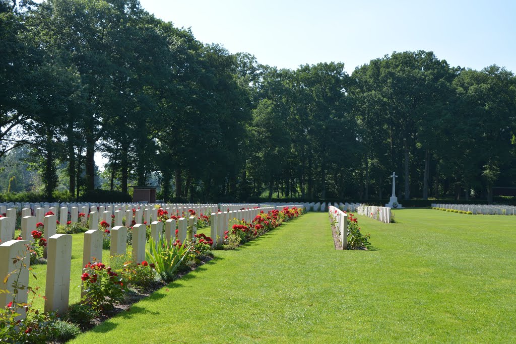 War Cemetery @ Oosterbeek by XanderBW