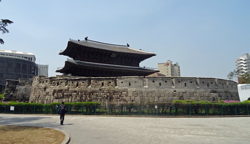 Dongdaemun Heunginjimun Gate, Seoul by Colin W