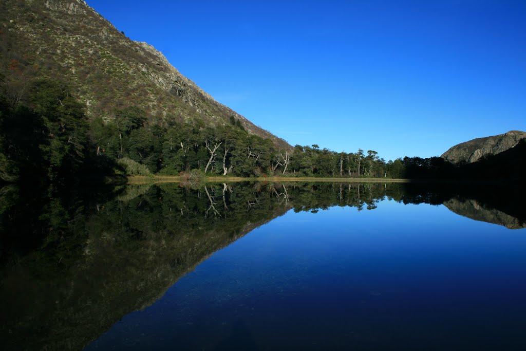 Reflejo perfecto en la Laguna La Plata by Juan Pablo Tolosa