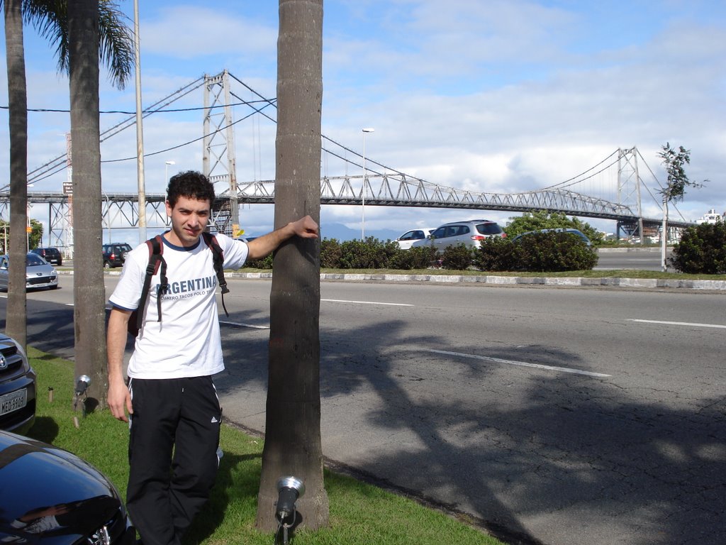 En la puerta del hotel Bahia Norte by Jose Maria Daneluz