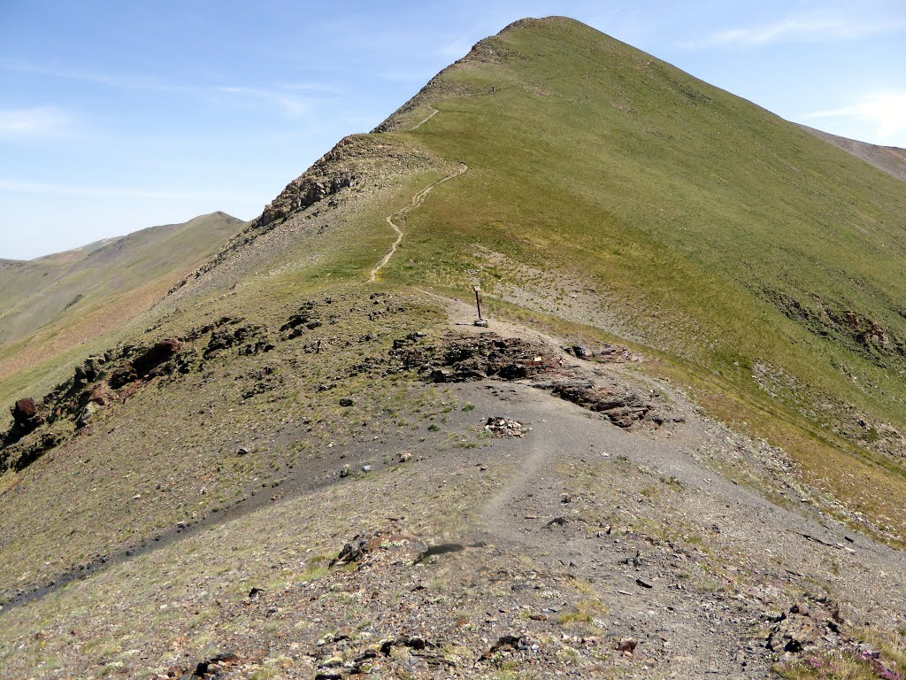 Coll de Finestrelles (2.604 m) y tras el Puig del Coll de Finestrelles (2.743 m) by Santi Usabiaga