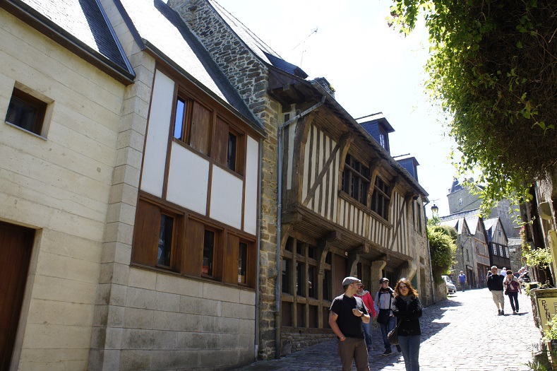 Rue du Petit Fort, 22100 Dinan, France by Paul HART