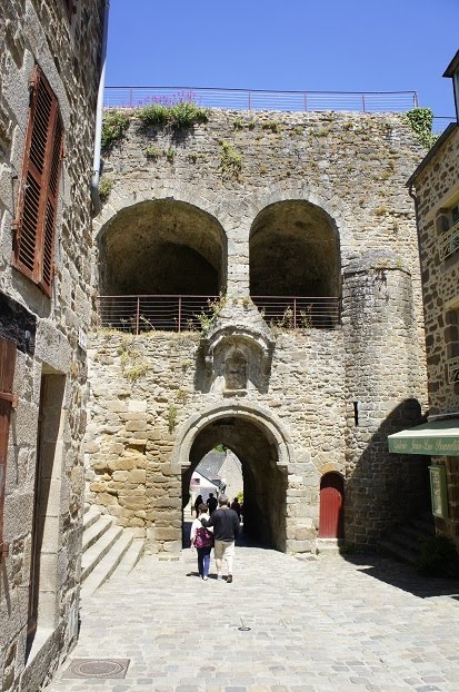 Rue du Petit Fort, 22100 Dinan, France by Paul HART