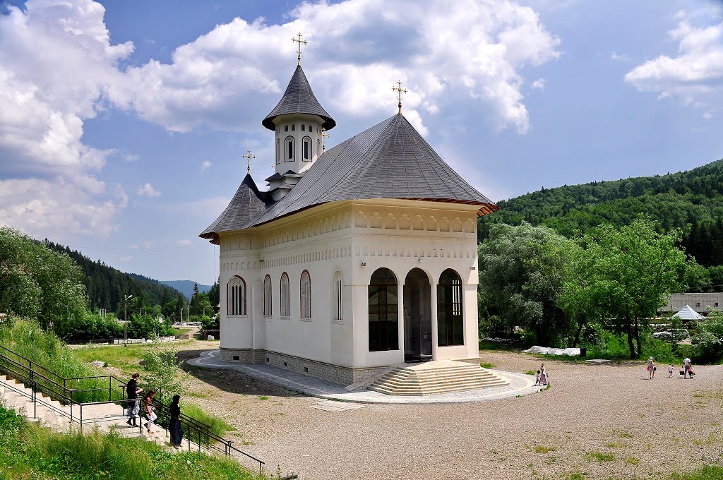 Sihastria Putnei Monastery by monerique