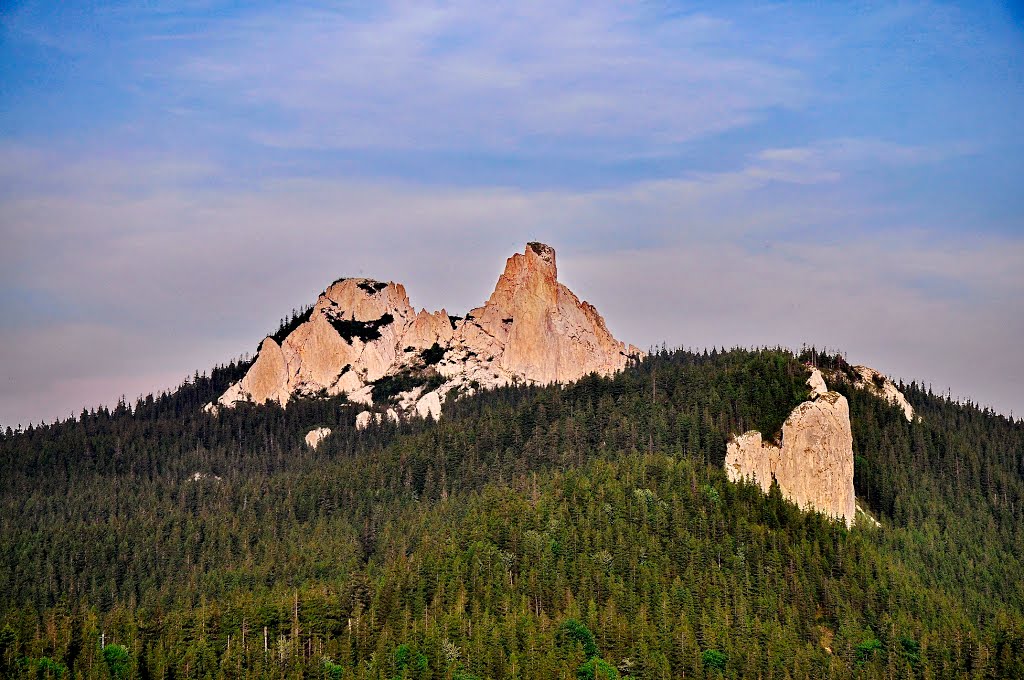 Pietrele Doamnei peak seen from Transrarau by monerique