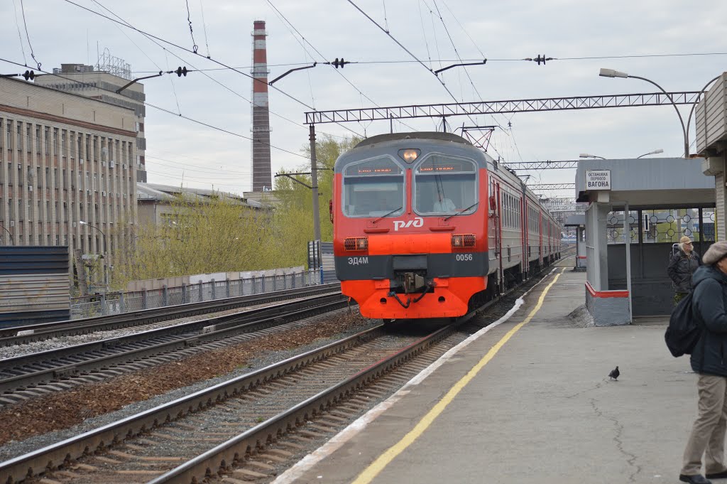 Электропоезд постоянного тока ЭД4М-0056 сообщением № 6652/6603 Нижняя — Екатеринбург-Пасс. прибывает на о.п. Первомайская by Andrey Ivashchenko