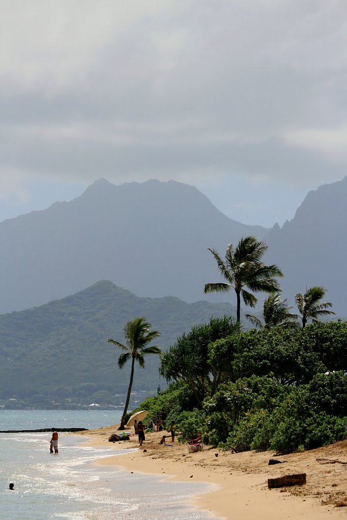 Kualoa Beach Park, Kaneohe by Bob Linsdell