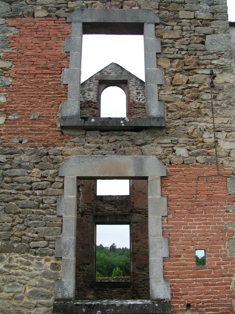 *Oradour-sur-Glane: fenêtre (3) by Hans Briaire