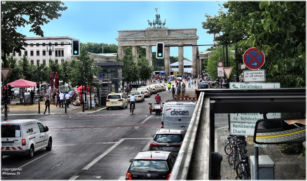 ©H)•07•15 / Berlin Mitte, Brandenburger Tor in Sicht by Hannes Th.