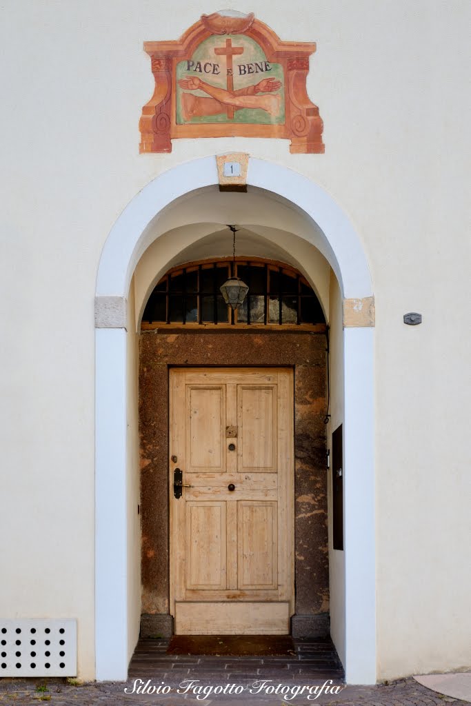 Porta della chiesa di San Vigilio by Silvio Fagotto