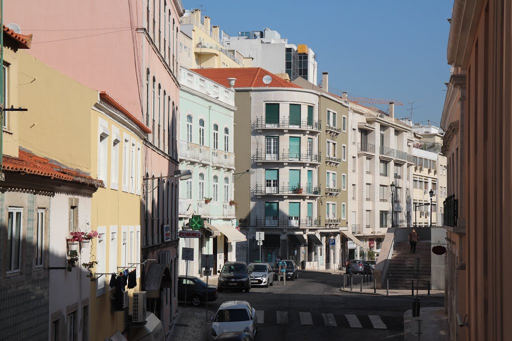 Widok z hotelu Real Palacio na ulicę Sao Sebastiao da Pedreira by Janusz T.