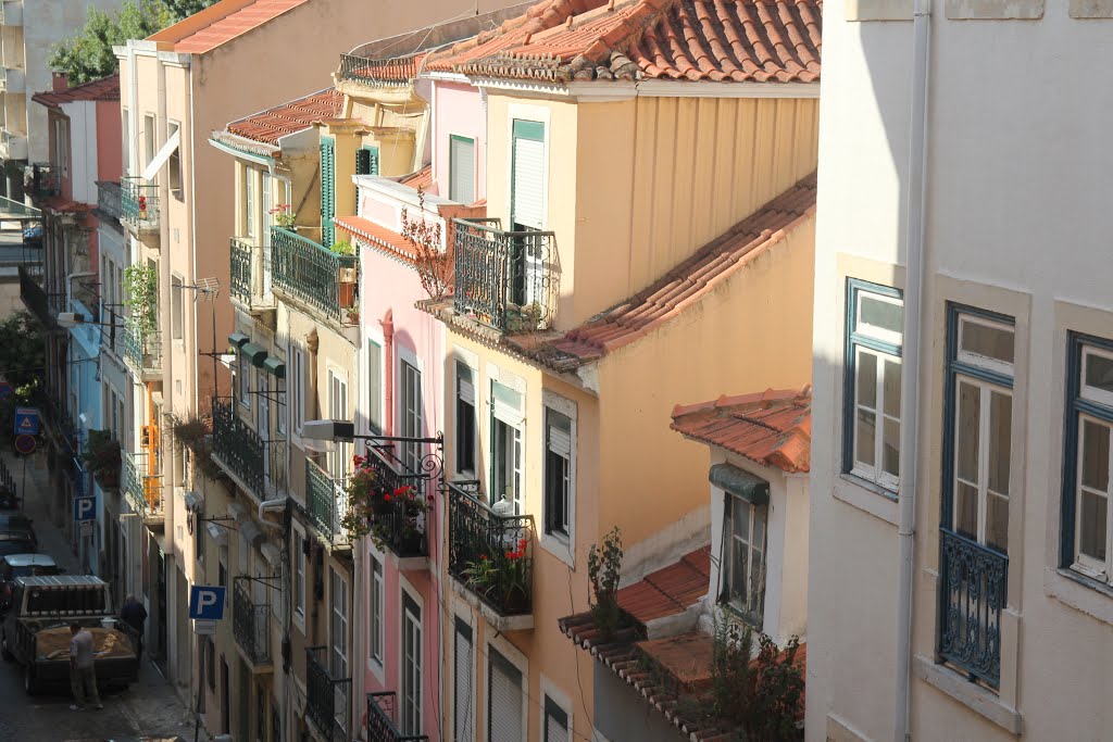 Widok z hotelu Real Palacio na ulicę Sao Sebastiao da Pedreira by Janusz T.