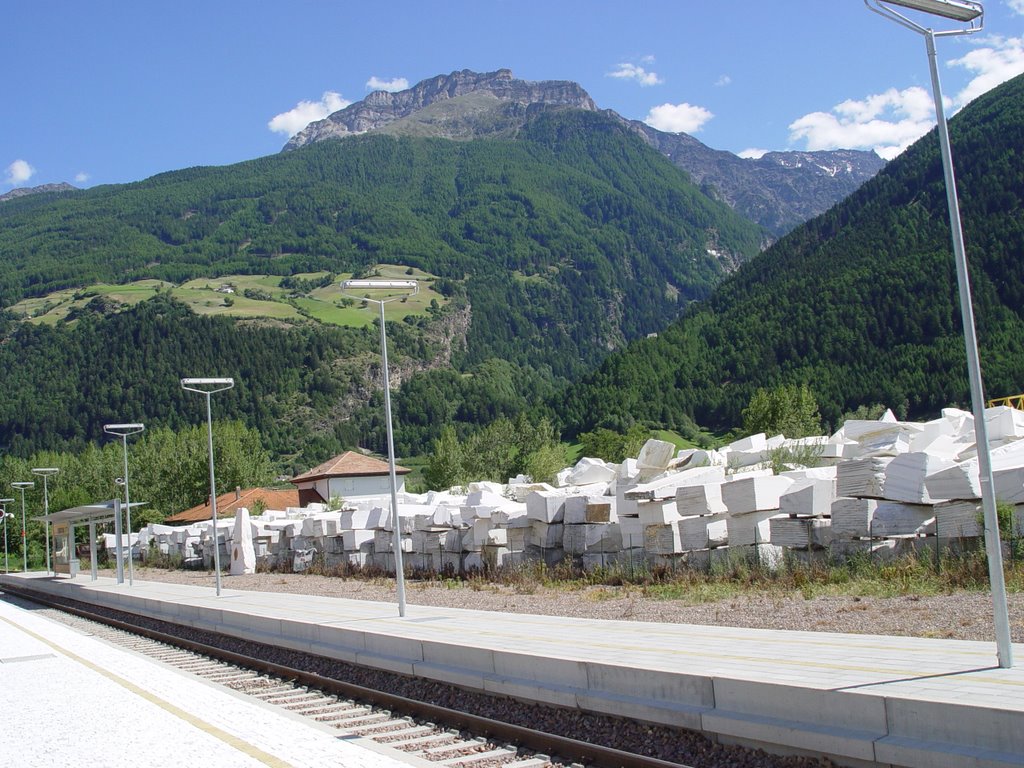 Weißer Marmor am Bahnhof by biofilmproduction