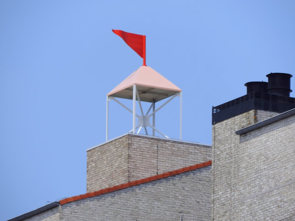 Breskens; Port Scaldis - rood vlagske op één van de gebouwen by David Laaglander