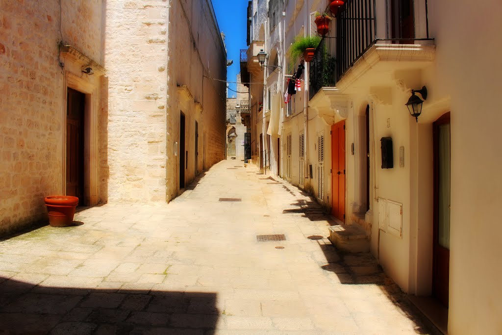 Via Mezzofanti/Via Cellini, Cisternino, Apulien, Italien by H.-Gerd Brunnert