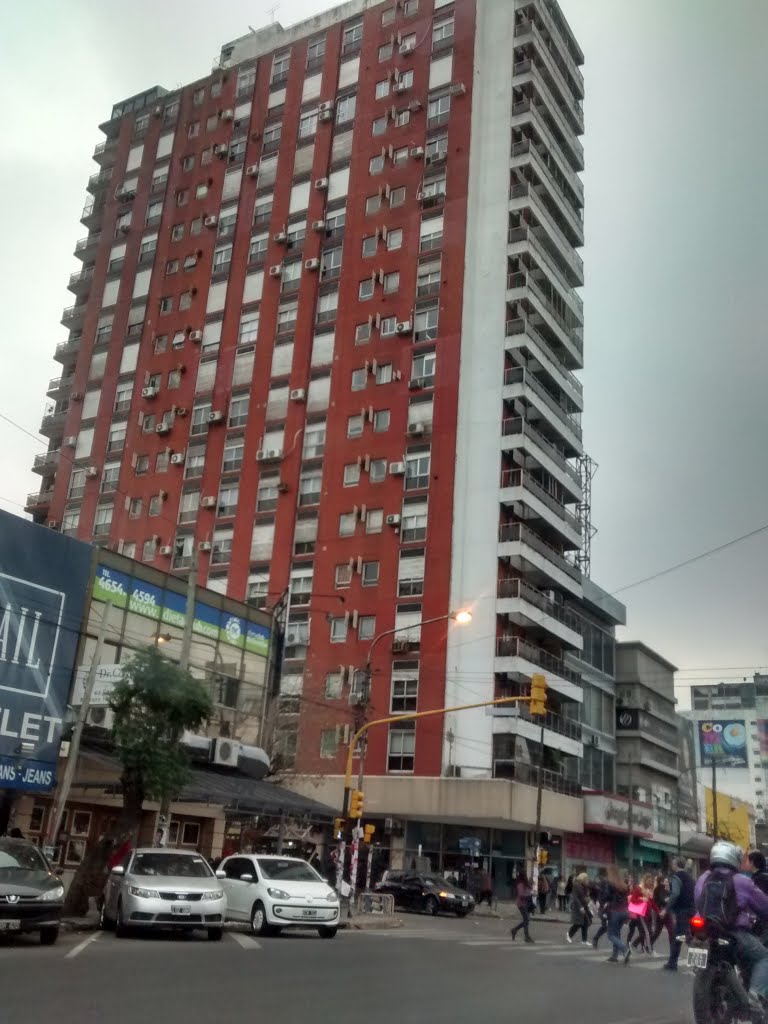 Edificaciones en Ramos Mejía - (Roberto Guzmán) by Cimitarrero