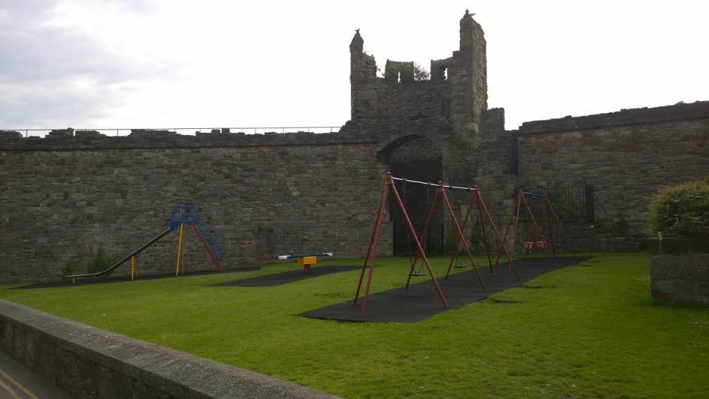 Caernarfon Town walls by bramblebushbay