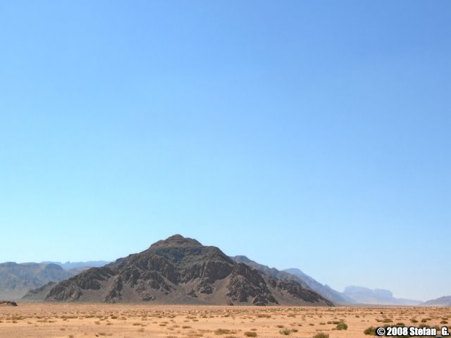 Black mountain in Wadi Rum by Stefan Grötsch