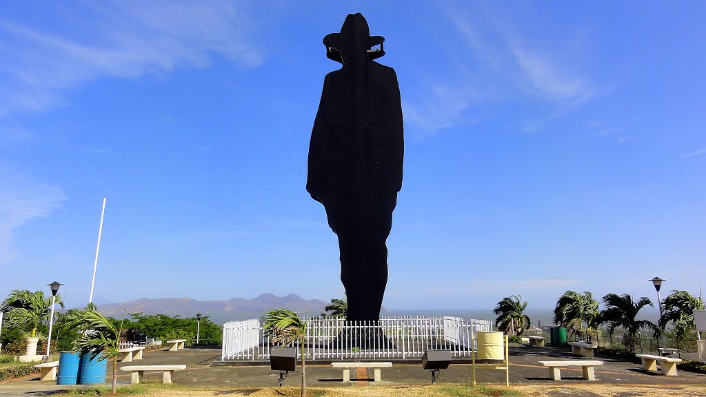 NICARAGUA Parque de la Laguna de Tiscapa - Estatua de Sandino, Managua by Talavan