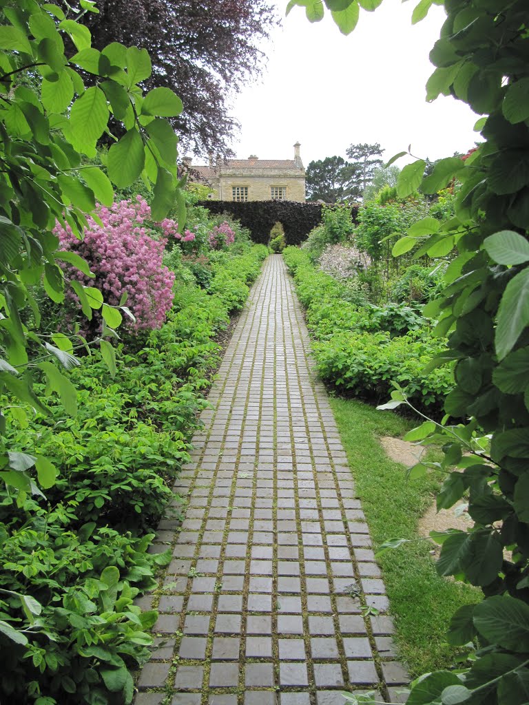 Kiftsgate Court Gardens, Kiftsgate, Mickleton, Chipping Campden, Gloucestershire by oldchippy